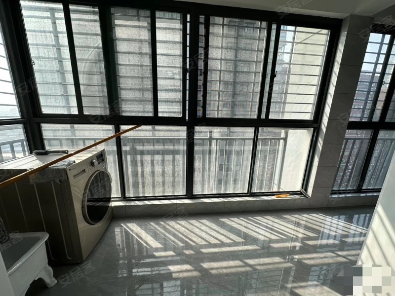 242，急售，商城老三中旁，电梯好楼层，15楼全新装修三房，证满二，拎包入住