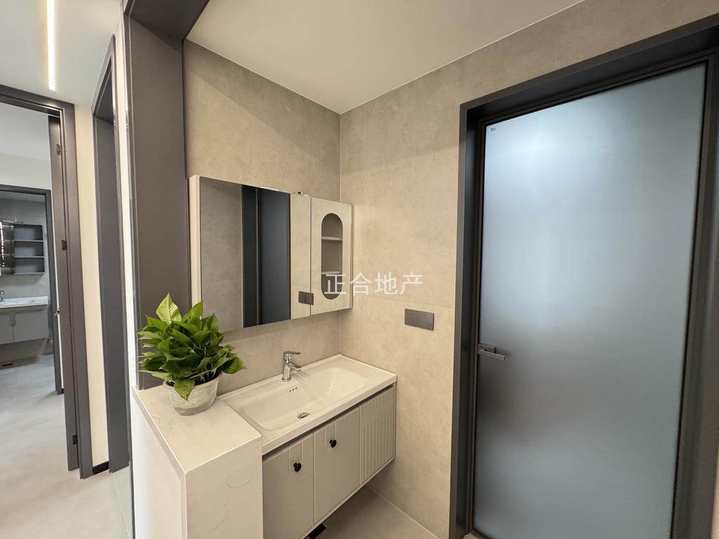 诚心出售，风和日丽，全新装修，电梯好楼层13楼，证满二，南北通透