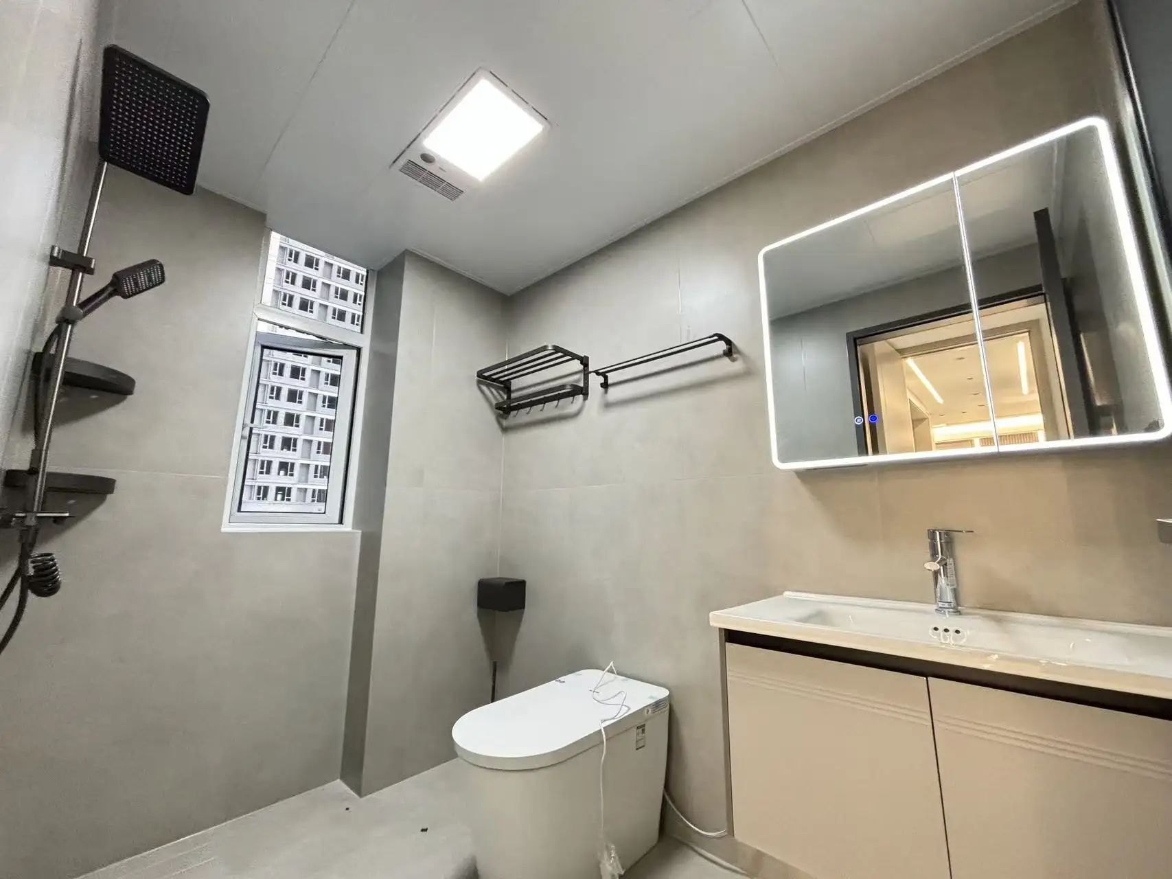 风和日丽，双书包，精装四房二卫，带车位，全新装修，证满二