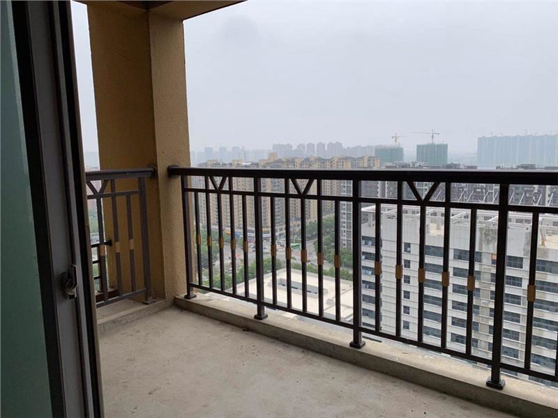 锦绣江山，毛坯三房，想怎么装就怎么装，可以按揭，单价5000一点