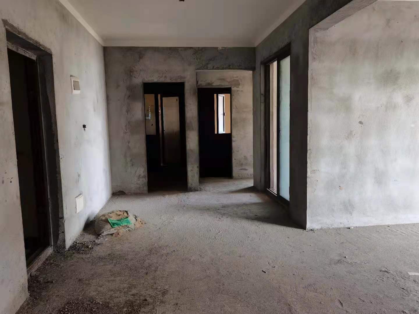 御台公馆毛坯三房.证件满二.看房方便房东诚意出售