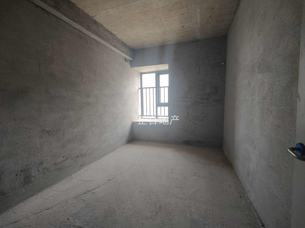 蓝天白云稀少小三房！单价6200！