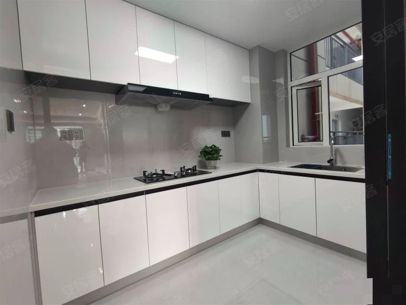 降价了，降价了，风和日丽，精装3房2卫，好楼层凤凰楼层，一天未住，新三中，送车位