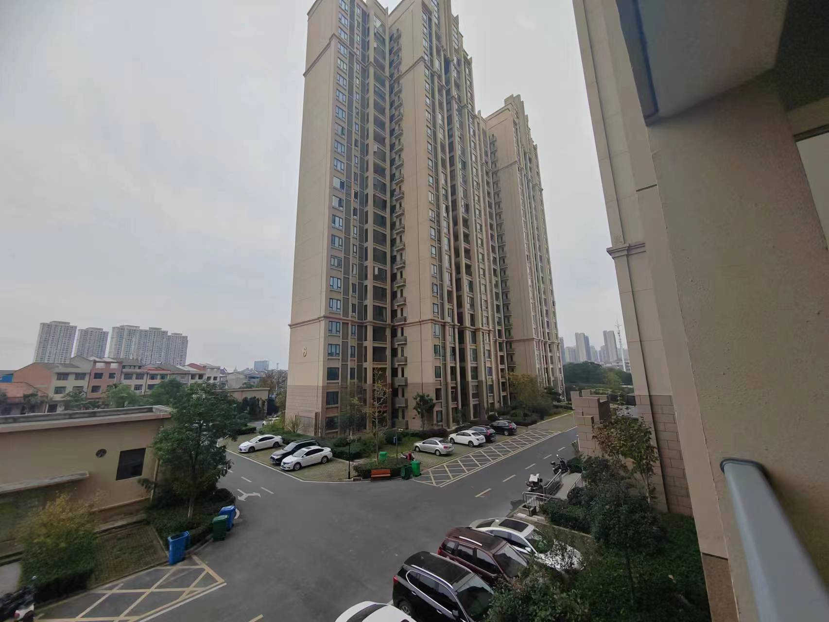 南国明珠.毛坯边户三房.南北通透.证件满二.还送车位哟.看房方便