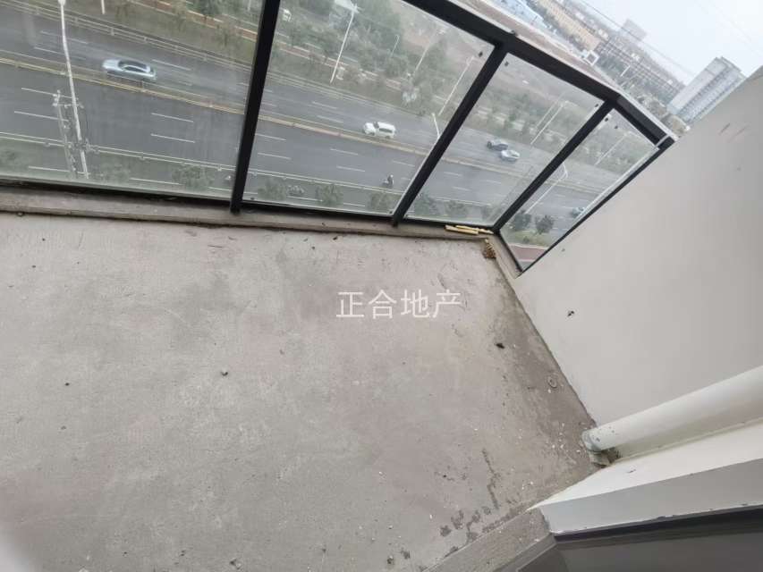 亏本急售，蓝天白云，边户，单价6000，还送车位，电梯好楼层，捡漏