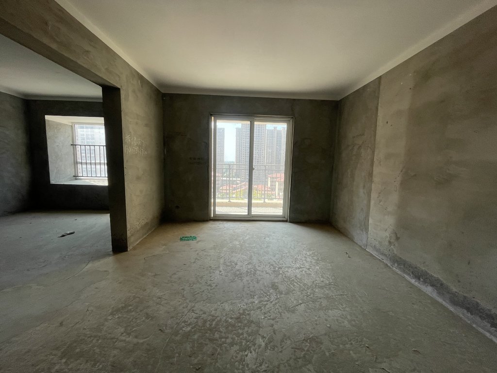 森林国际毛坯四房137平南好楼层户型好对面就二中