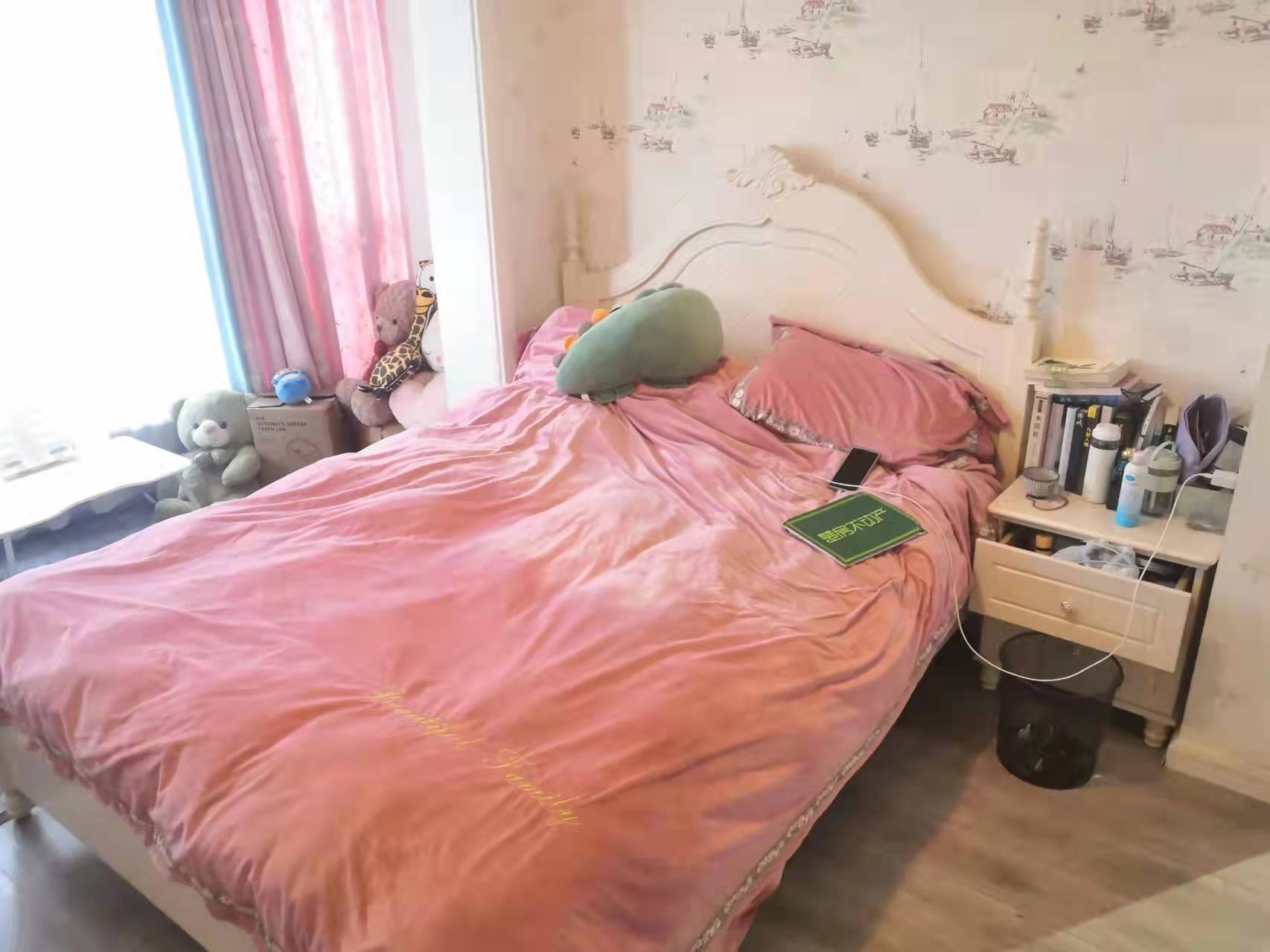 御台公馆送150平米大露台精装四房九成新价格可谈对面可以上学