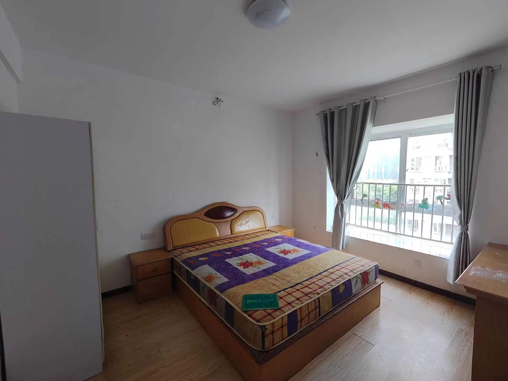 买它准没错了，东边50米三中，西边100米惠优谷幼儿园，往北300米沔小！汉江景苑小高层非常稀缺的精装三房两卫，