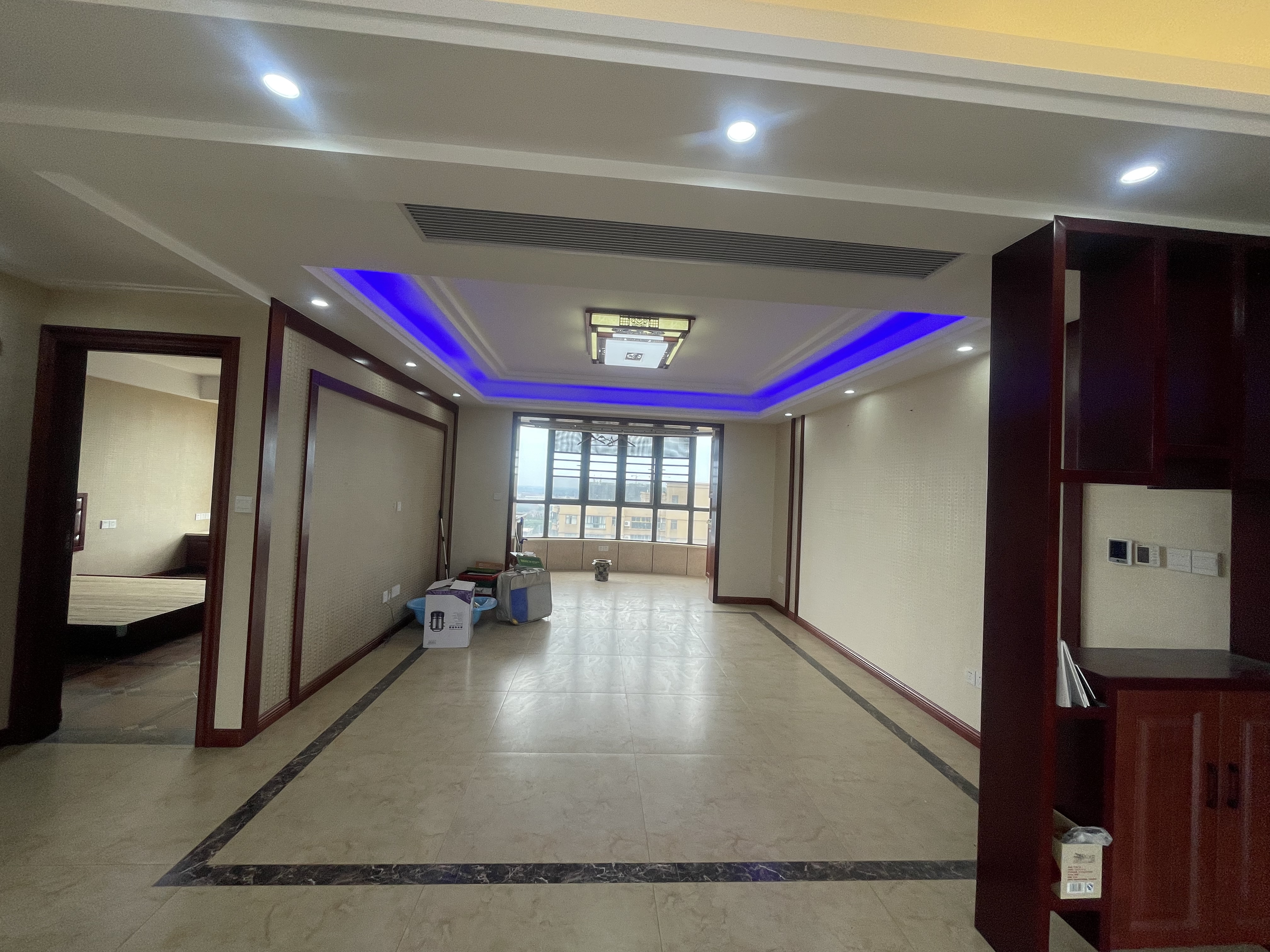 颐和公馆.   菜场 .大三房. 实木装，中央空调. 南北通透 .满二