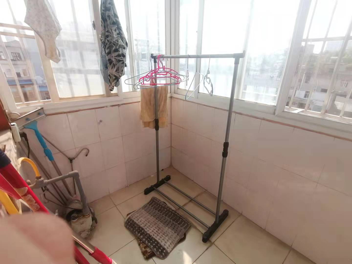 经纬楼步梯4楼精装修有大院子带地下室旁边龙华山对面中学证满2年