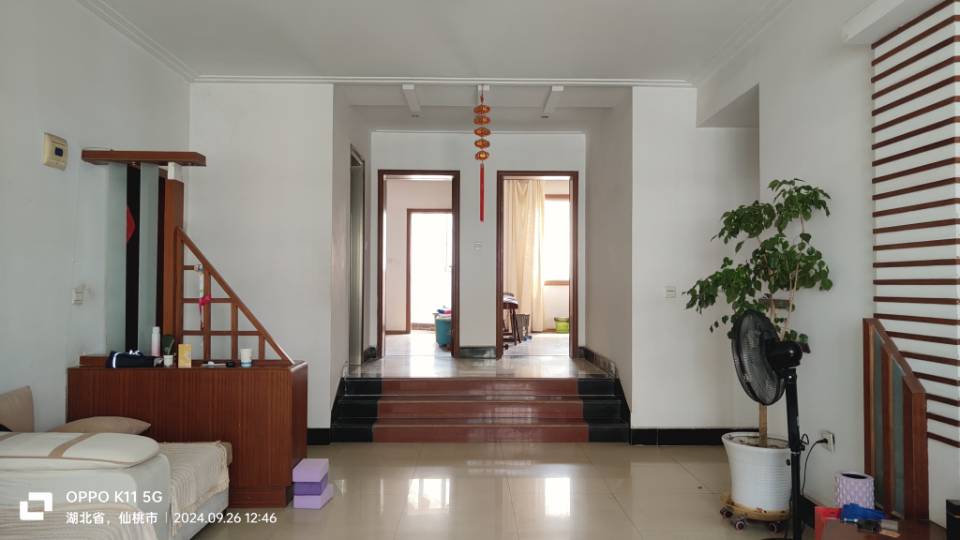 轻LOFT休闲结构，南北通透，房型结构好，配有餐厅、书房。