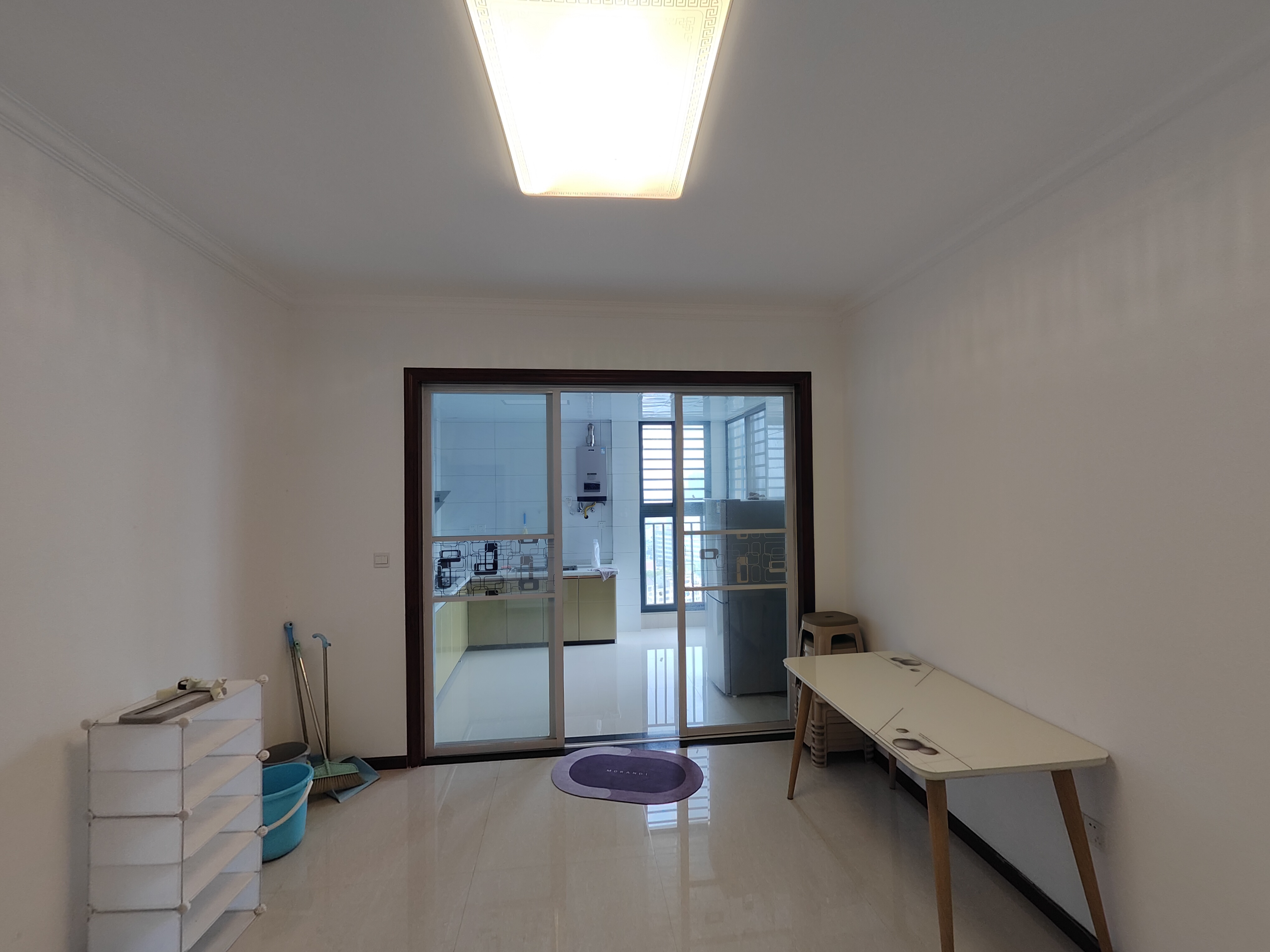 南国明珠精装大三房，边户南北通透，家电齐全拎包入住，出门就是沃尔玛交通生活方便