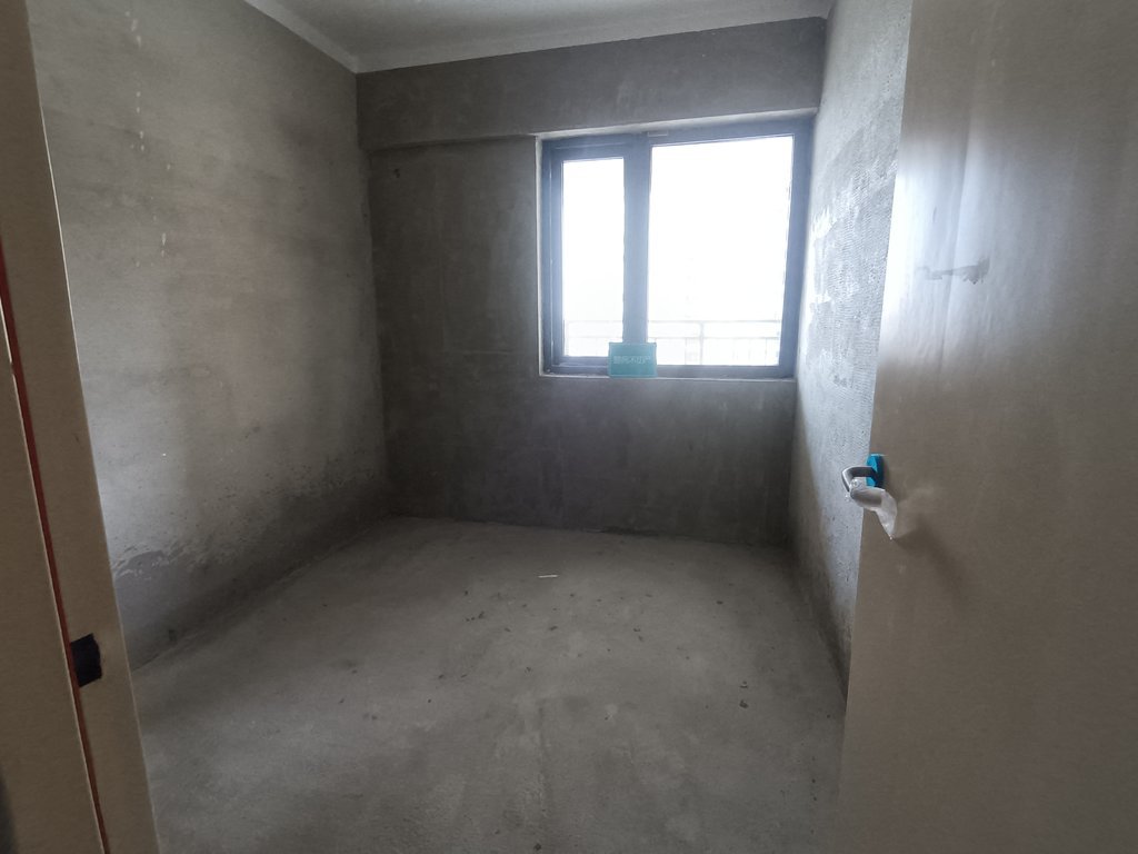 交投满庭春.毛坯三房.小区环境好.看房方便