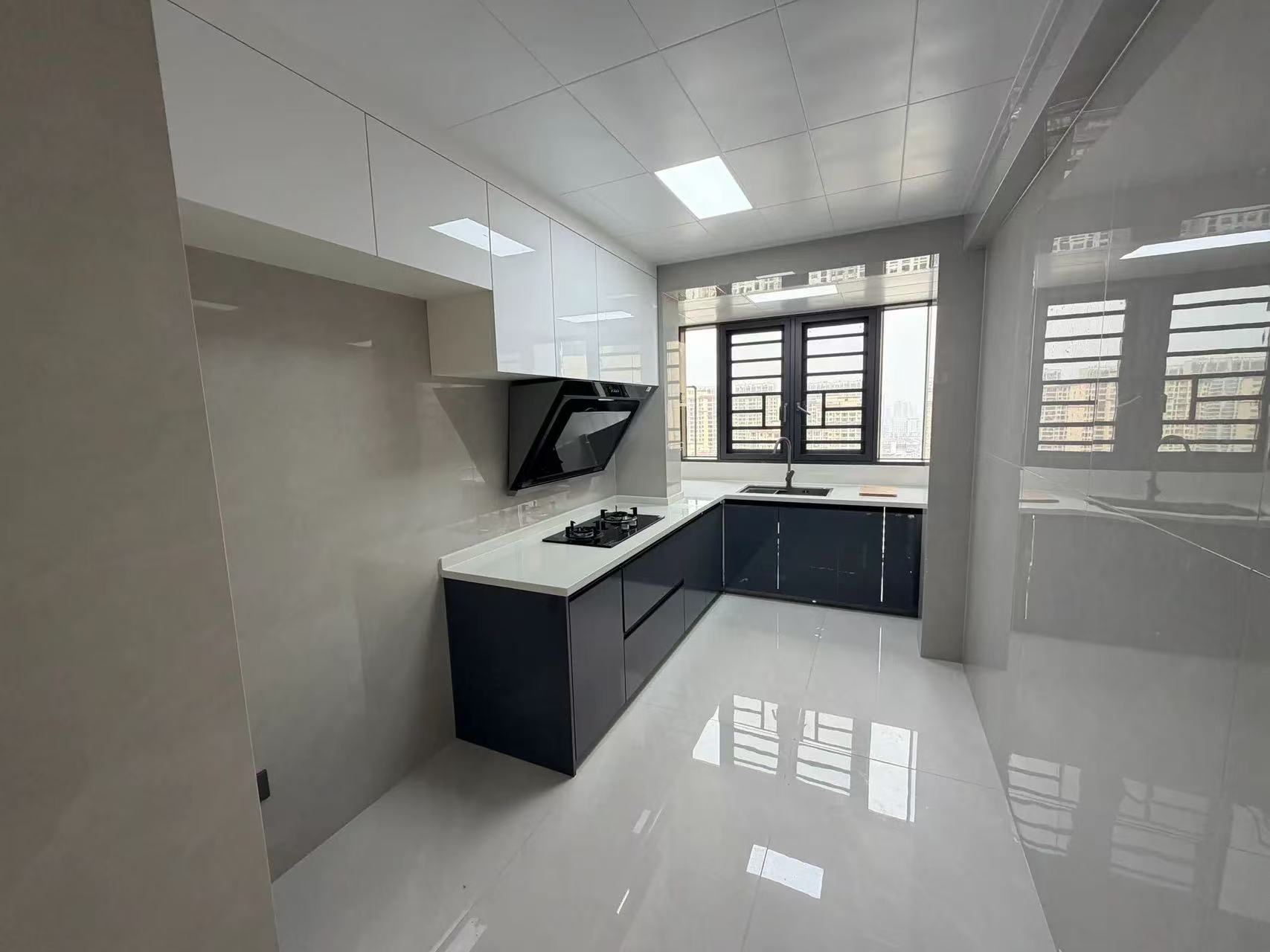 ​城‮吾，南‬悦‮场广‬旁，元泰c区，​精‮四装‬房，单价5300+，业主‮心诚‬出售，证‬满二