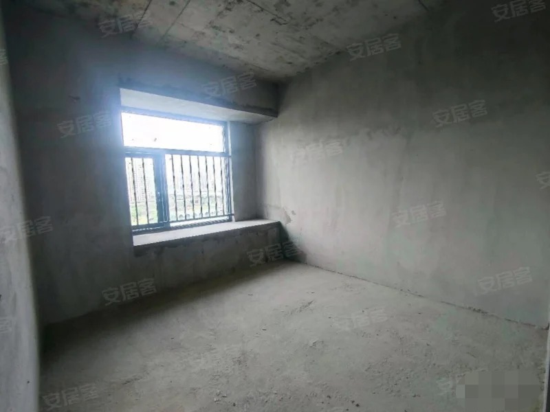 蓝天新城，人车分流，8楼，三房两卫，纯东边户。南北双阳台，