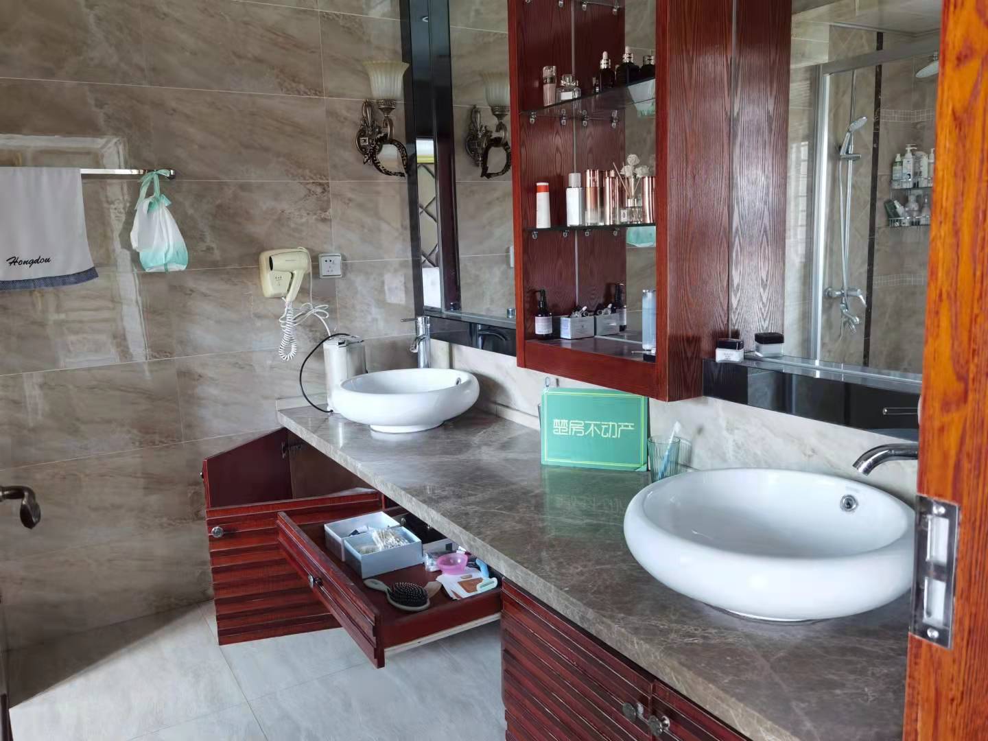 西郊庄园乡野别墅乡村花园壕装联排别墅，一线水景，装修花了100多，养花养草可钓鱼