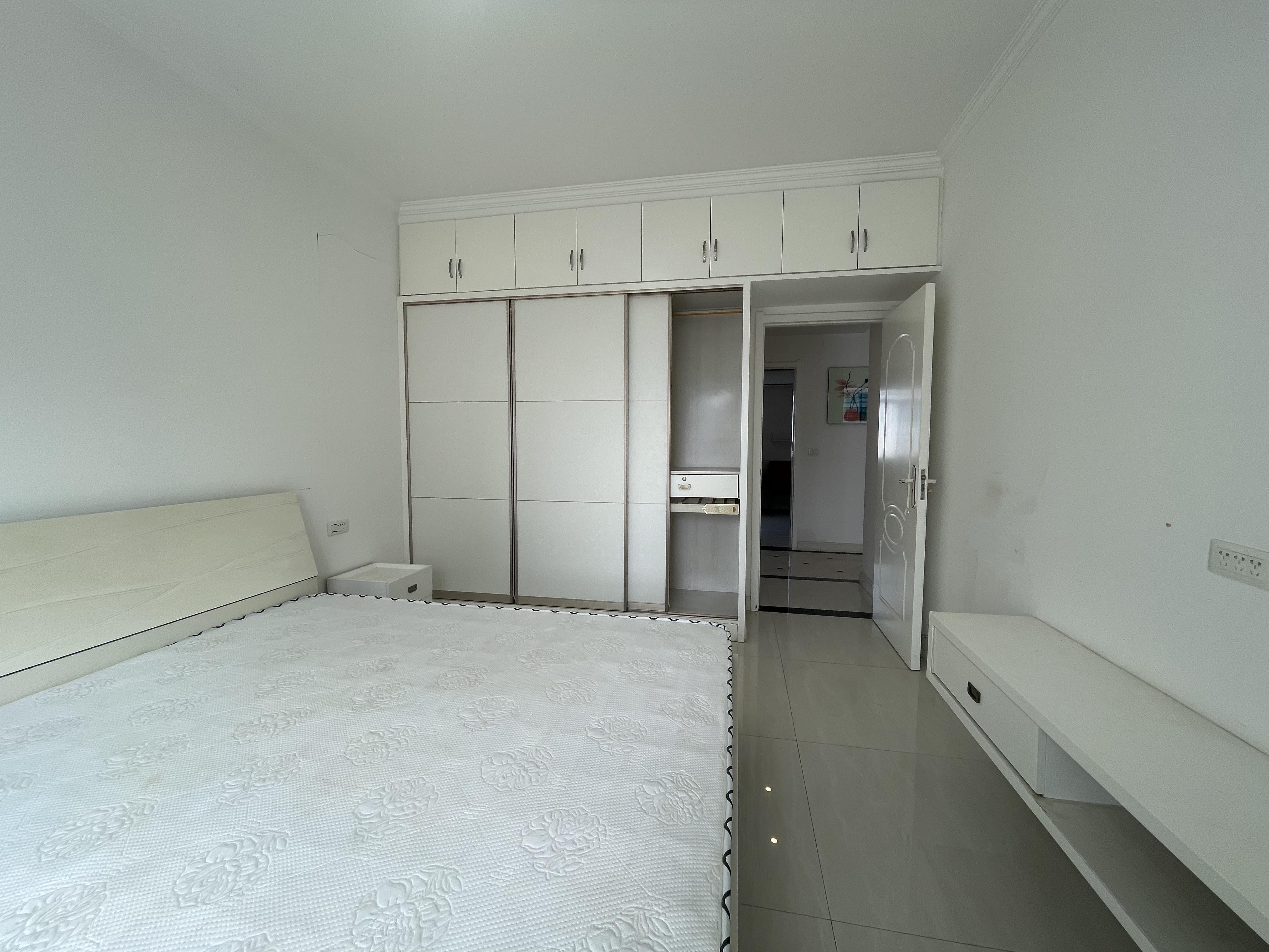 新城壹号新街3室2厅2卫精装修保养完好优价出售！