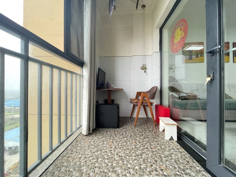 城西仙小旁，满庭春精装三房，边户双阳台，户型非常不错，成色还可以，现毛坯价出售