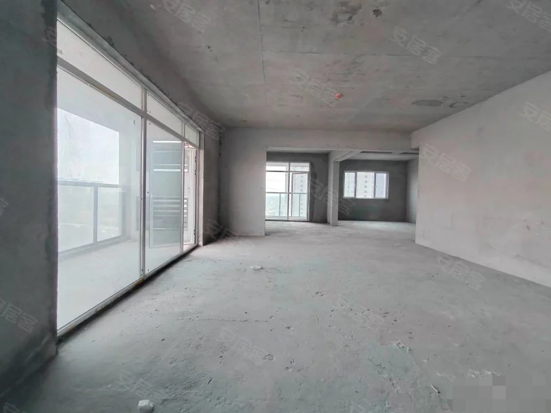 急售，蓝天白云，大平层​，单价6100+,，东边户，超大横厅，景观阳台，好楼层