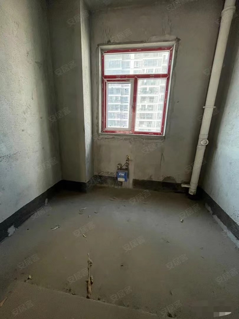 16，风和日丽，单价4800，毛坯急售，房子带一个入户花园，电梯好楼层，码上满二