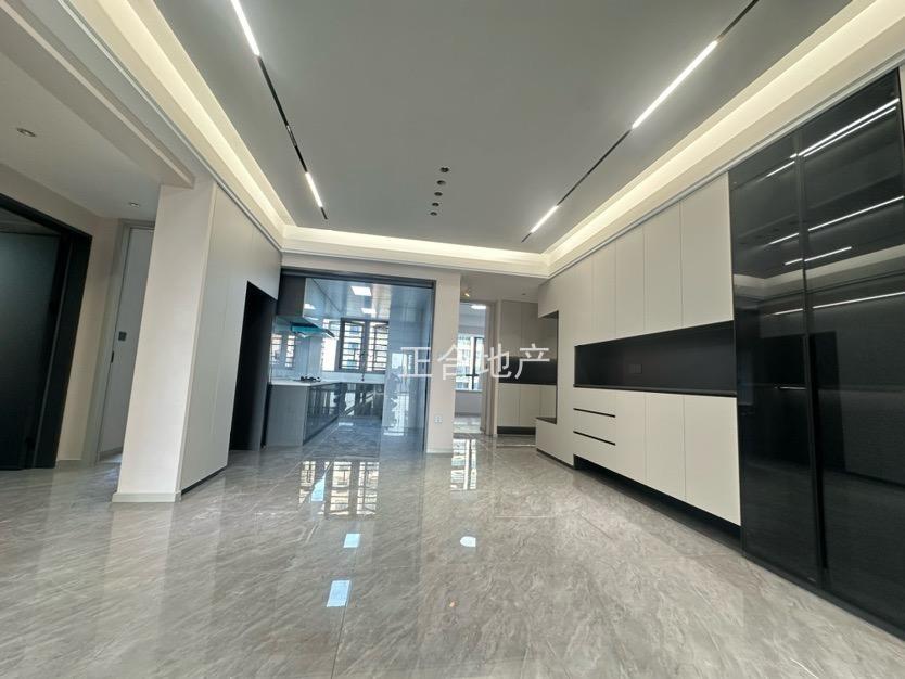 ​城南，御湖世家，电梯15楼，证满二​，全新精装三房，边户，送车位，好楼层