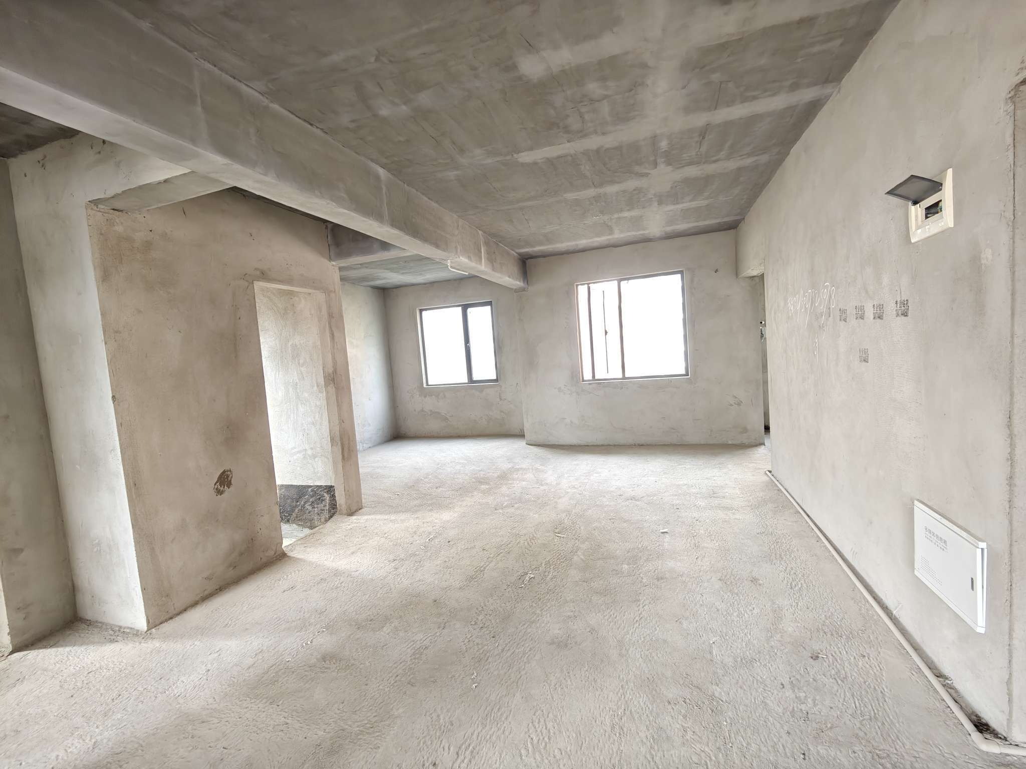 荣怀电梯小高层，单价5字开头，好楼层，业主急售，户型采光好得很