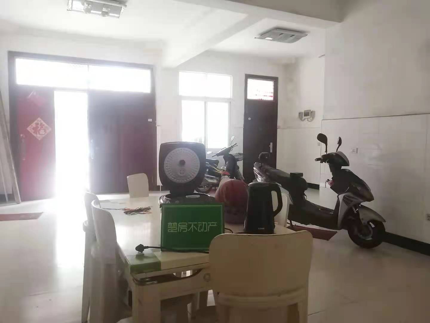 私房私房黄荆社区出场大门前路宽车出入方便证件齐全