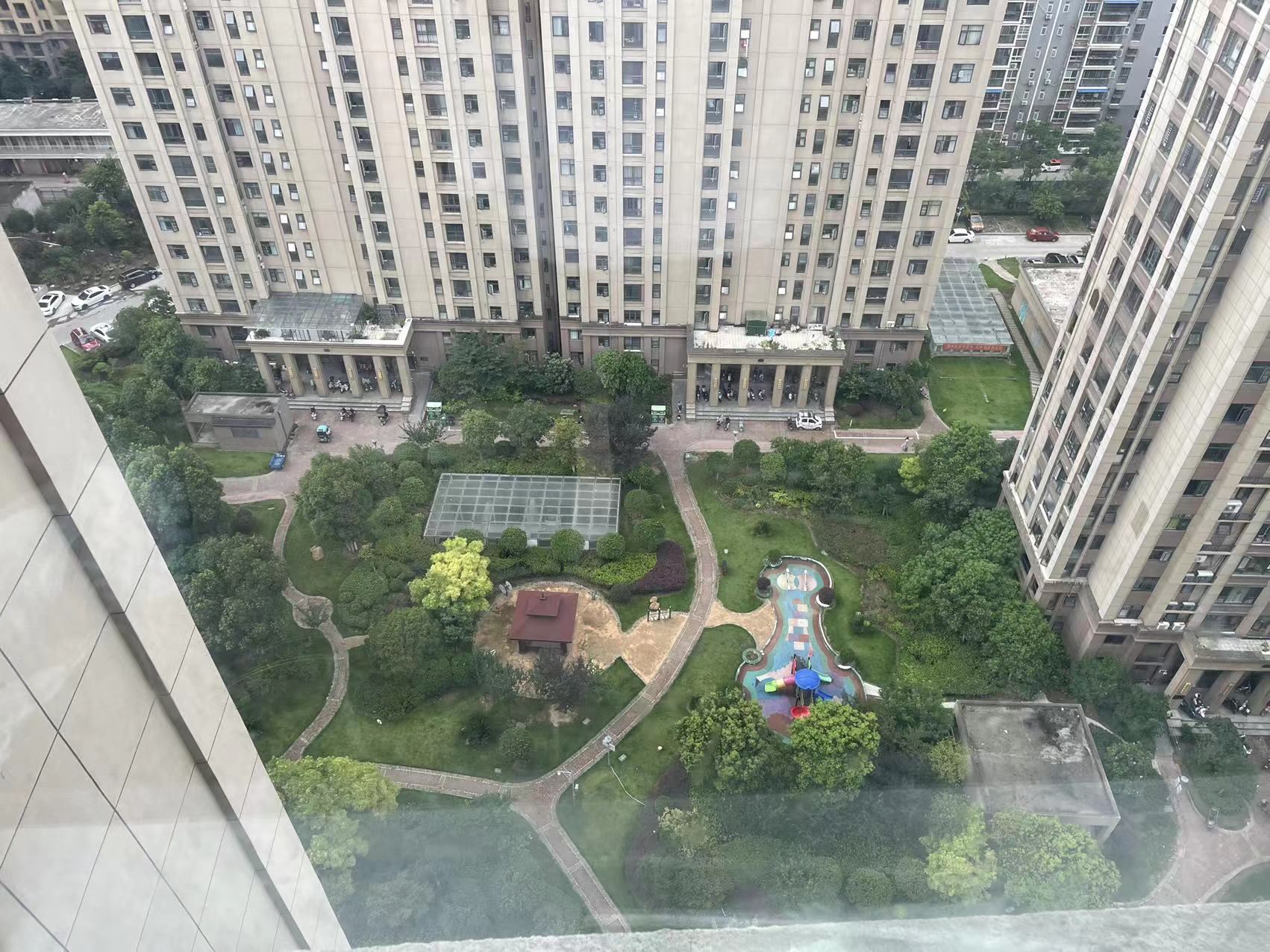 新叁仲门口，元泰未来城，精装三房，很少住人，好楼层，拎包入住，