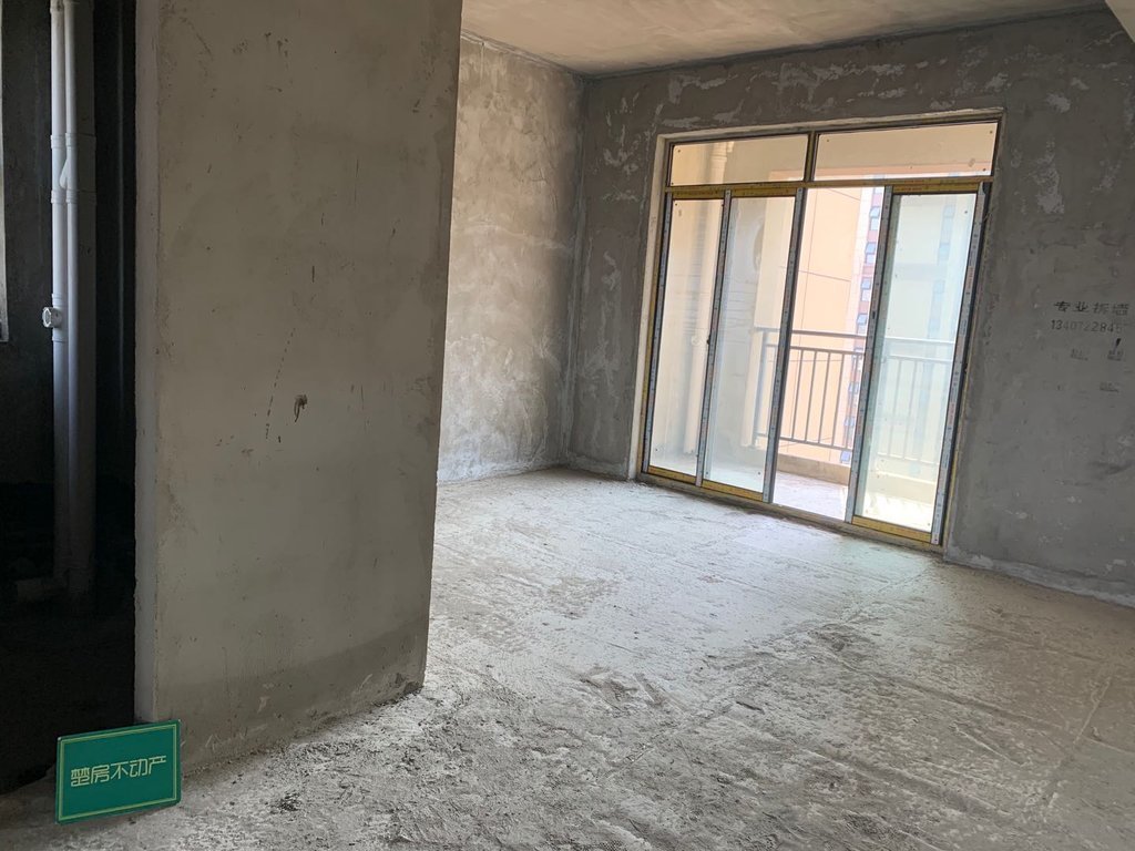 元泰湖景毛坯大三房 中高好楼层 ！