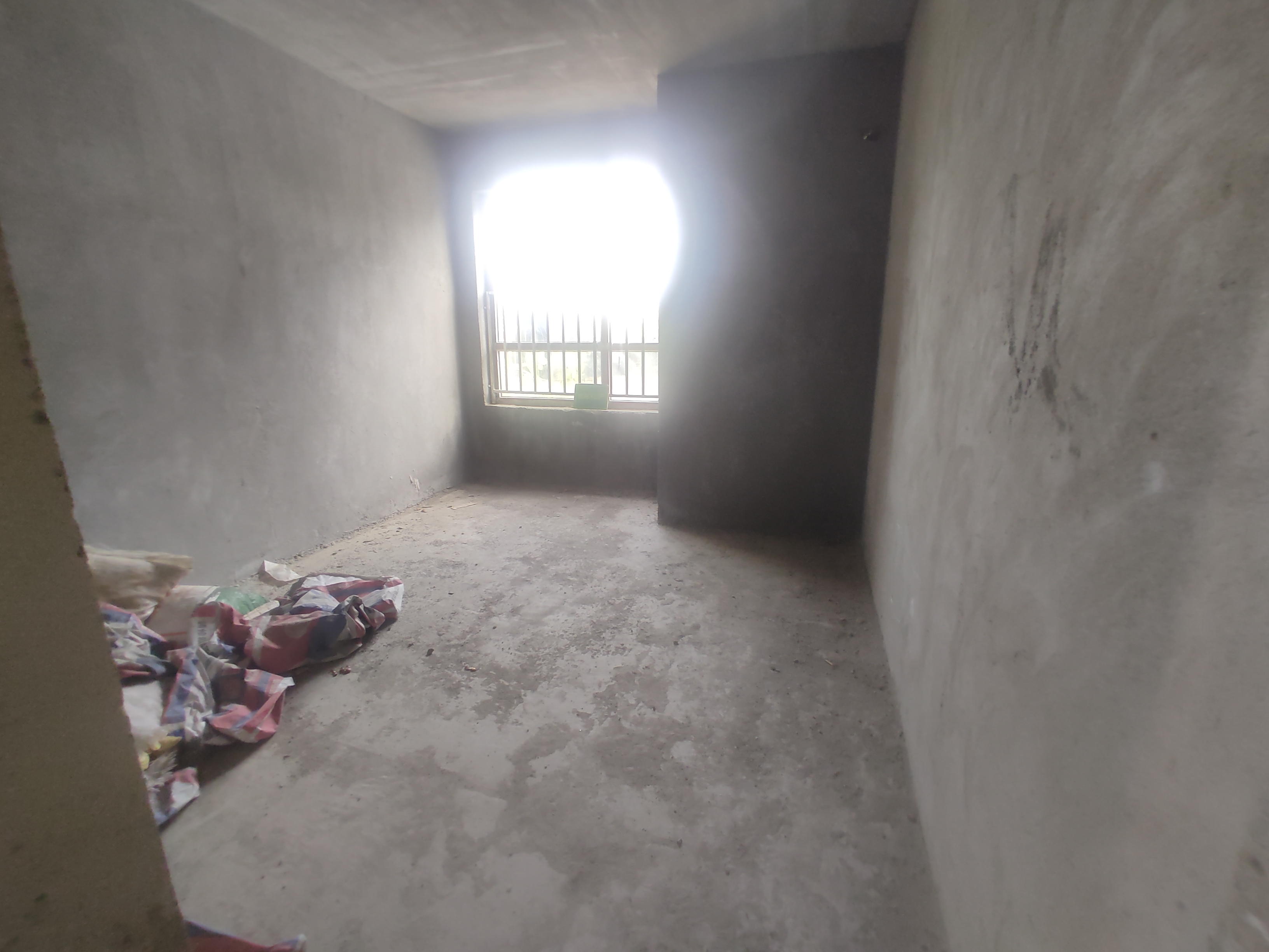 沔阳公馆毛坯三房两卫边户.代超达露台担架只要5000.看房方便