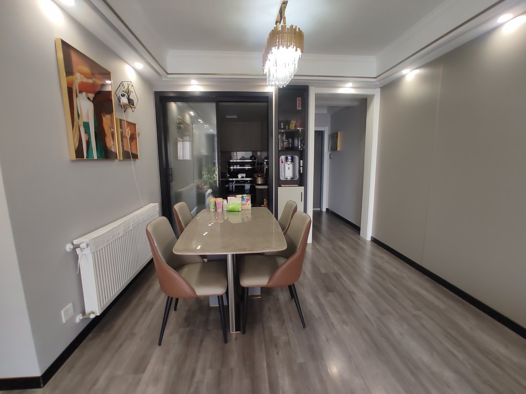 沔阳公馆.全屋中央空调全屋暖气片.房子9点9成新.房子是三房改成了两房.