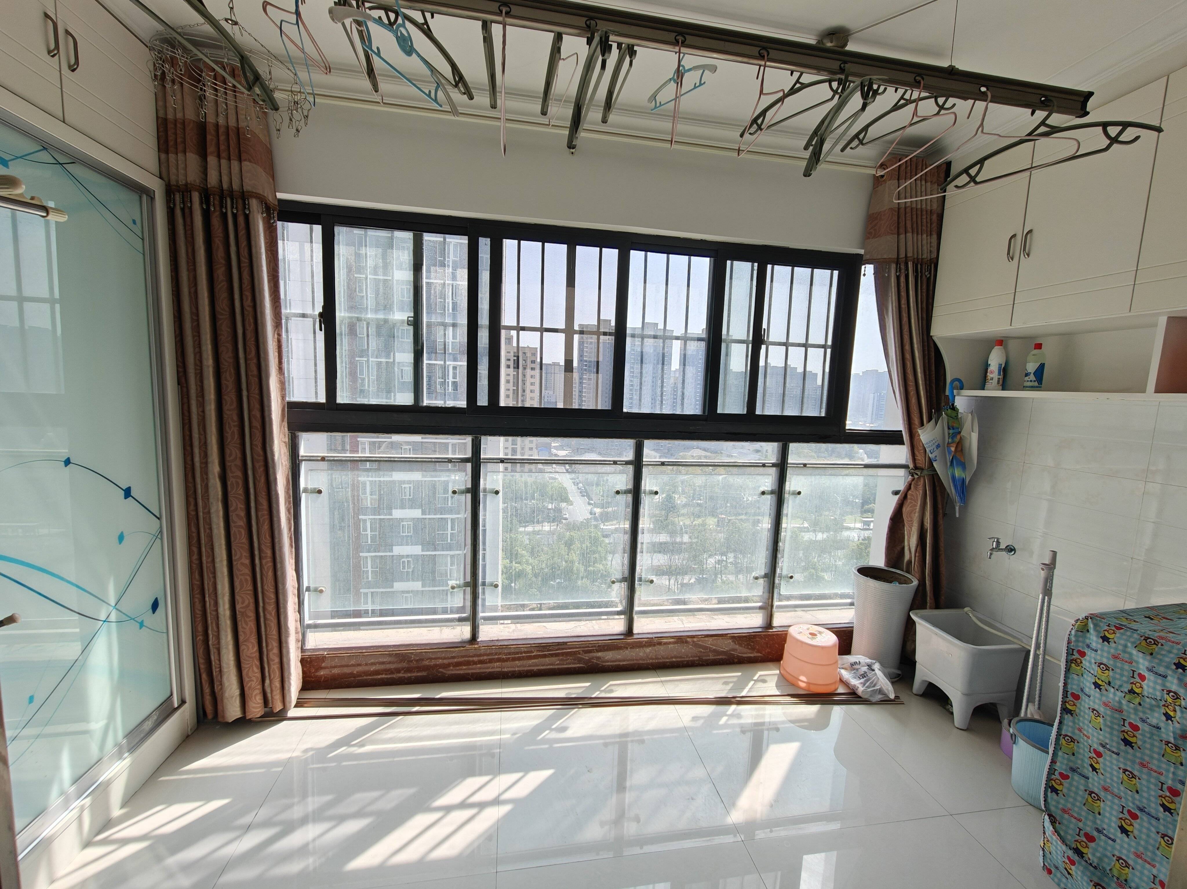 金城花园小区，131平带装修，高性价比房源出售。