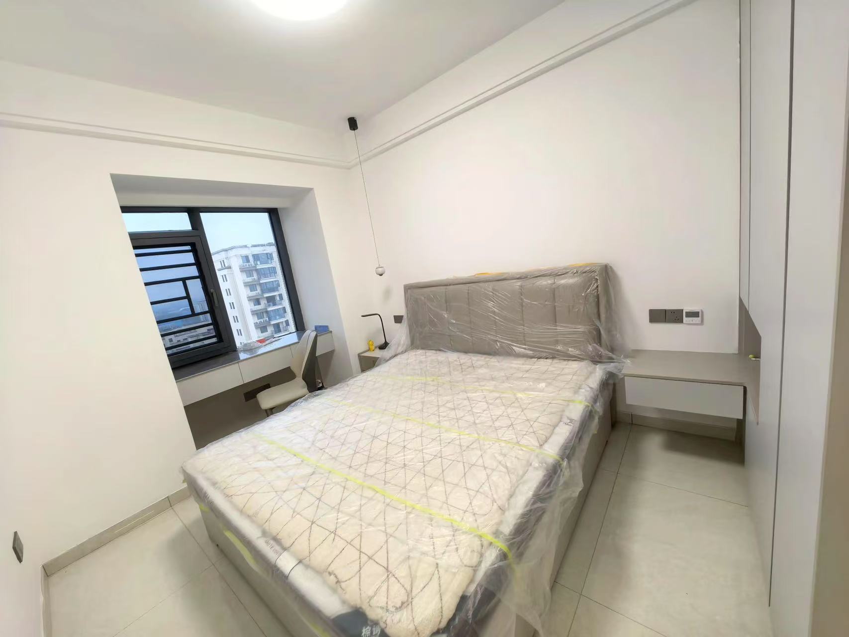 城南，蓝天新城，精‮三装‬房‬两卫，全‮中屋‬央‬空调，‮车带‬位，证满二