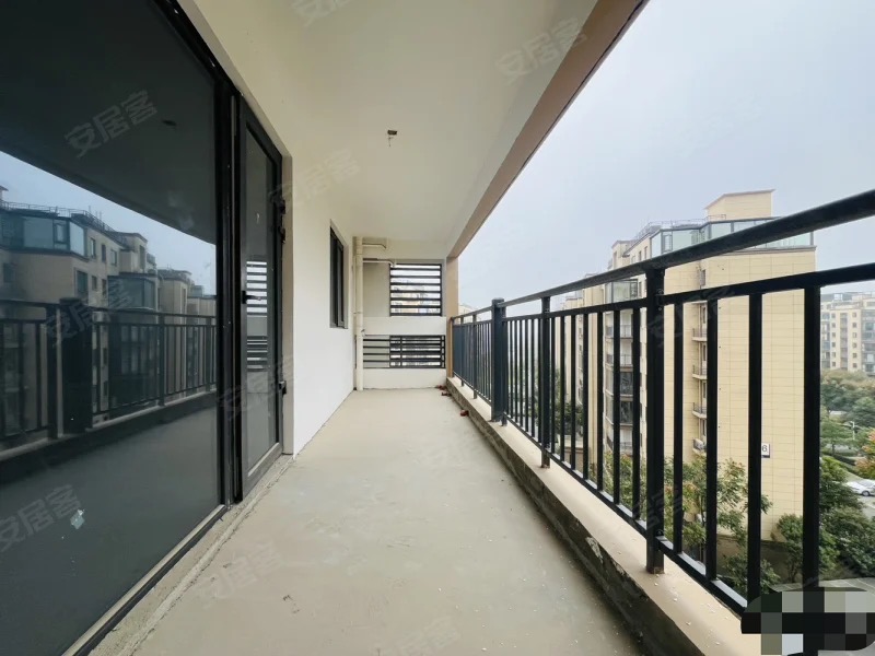 急售，城南 ，捡漏洋房C位一套，单价4400，好楼层，一梯二户❗送车位，南北通透，双阳台