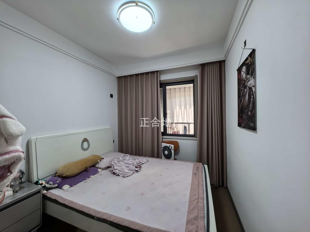 亏本出，业主急售，森林国际北苑，一楼带院子，精装三房，大阳台全屋地暖，证满二，