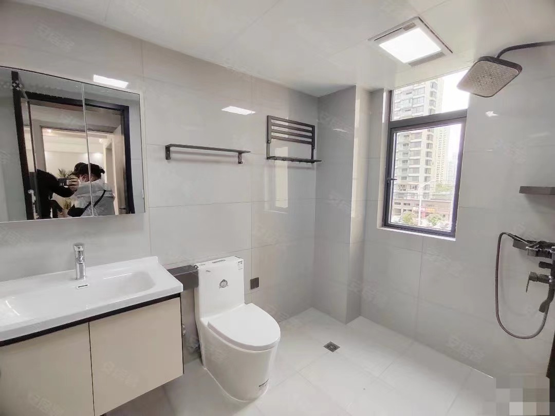 降价了，城南，吾悦广场旁，金台花园，满二​，下楼就是公园学全新精装三房二卫