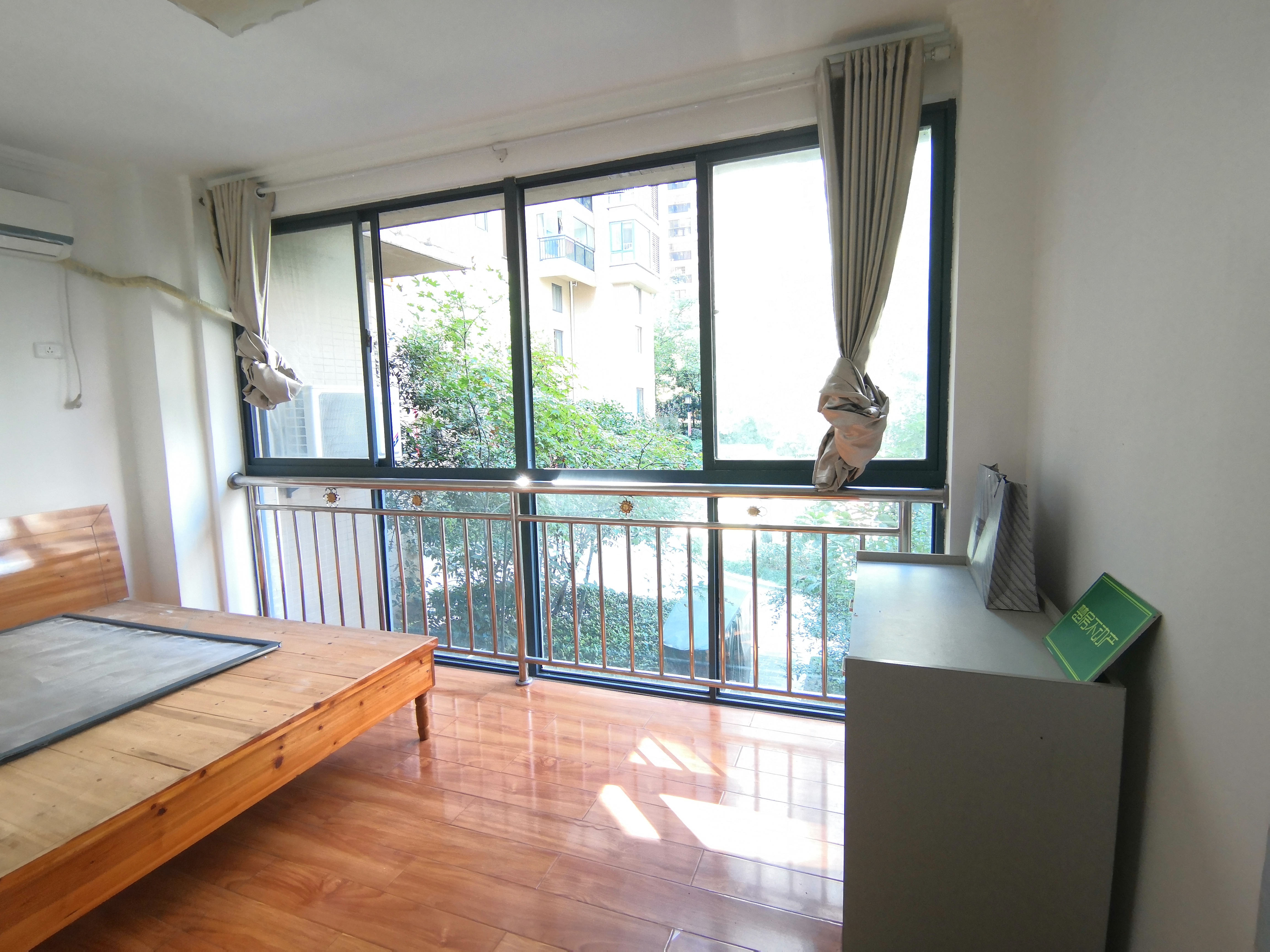 翰林公馆一中对面一楼复式可拎包入住楼上两个房，楼下厅厨卫好租好住