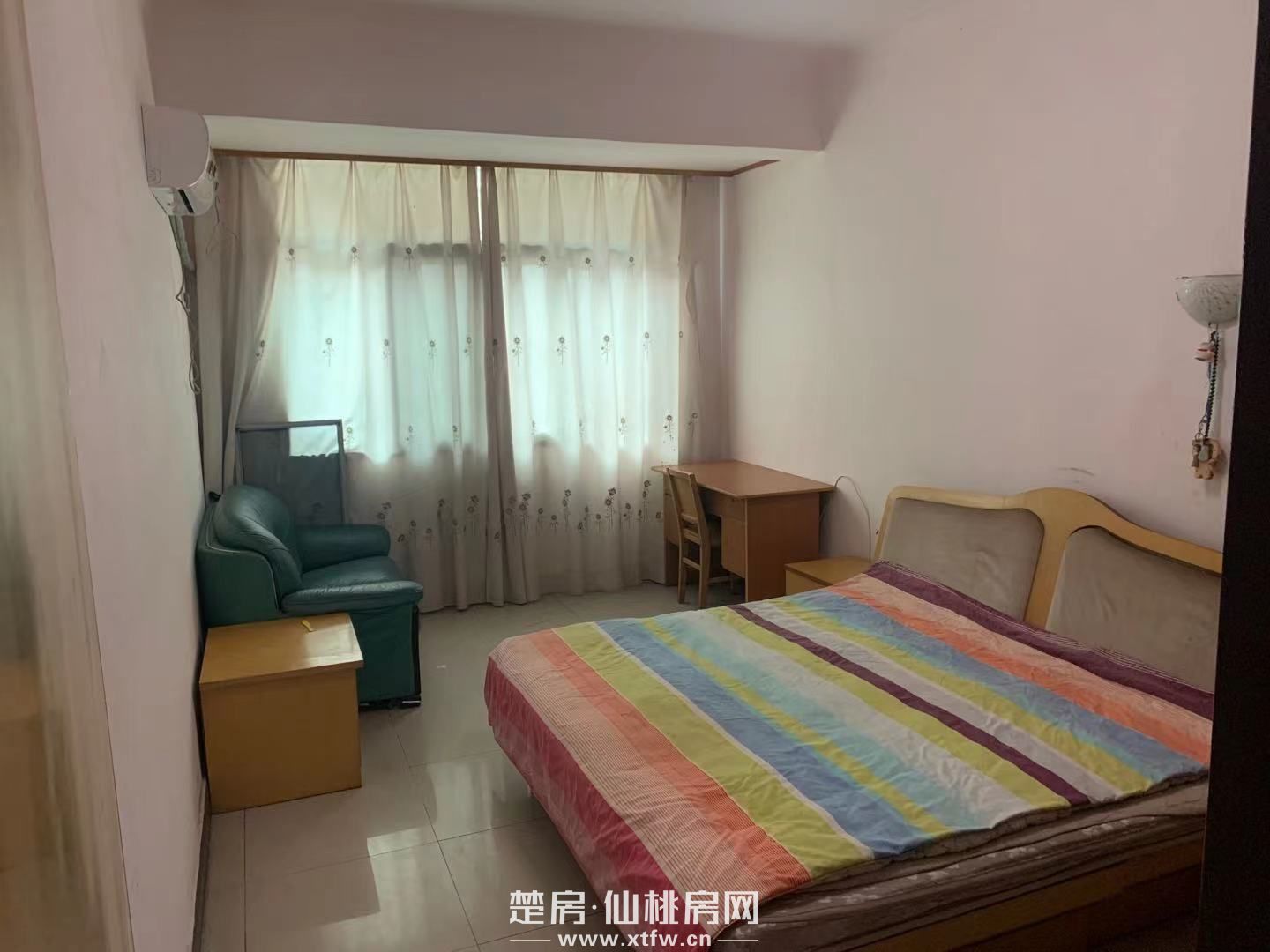 月亮湾附近剧场对面