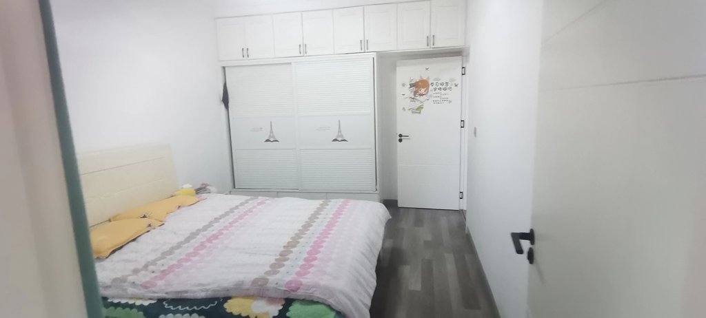 春江花园.精装三房.小区有出场好停车.房子成色新