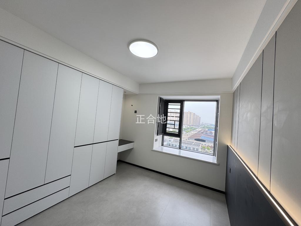 诚心出售，风和日丽，全新装修，电梯好楼层13楼，证满二，南北通透