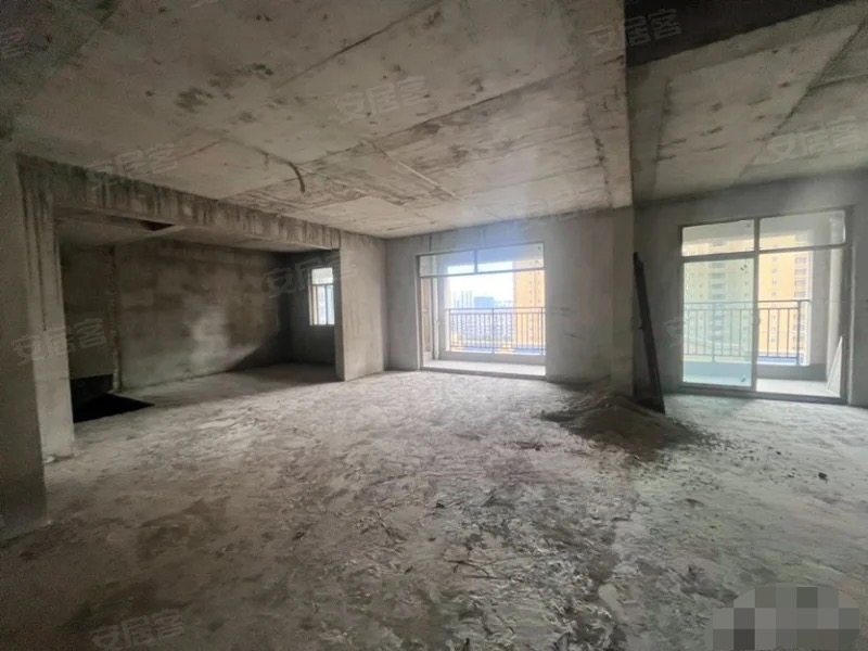 银浮领秀城，楼梯和现浇已弄好，带地下停车位电梯洋房，复式大平层，实际面积300多平，证满二，南北通透双阳台，四开间朝南，