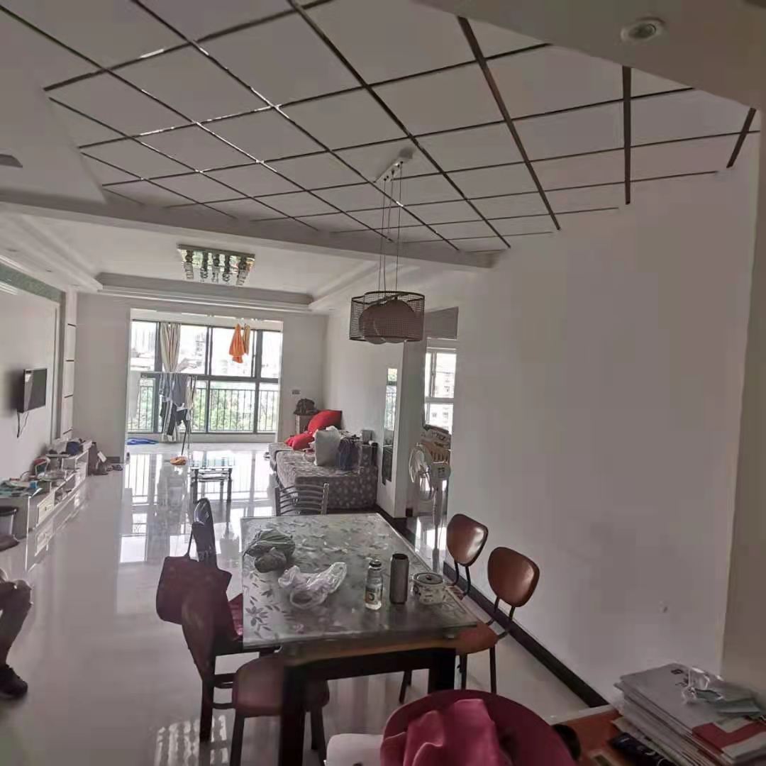 圣淘沙 国际花园 三房两厅两卫 小区环境优美 证满二 诚意出售！