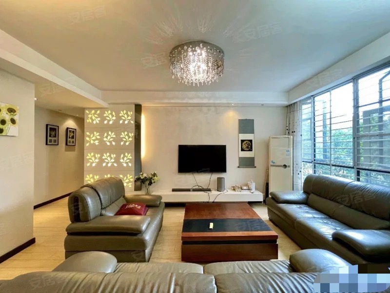 急售，1楼带院子，城南大小区，明珠豪庭。精装四房，电梯洋房，元泰三中