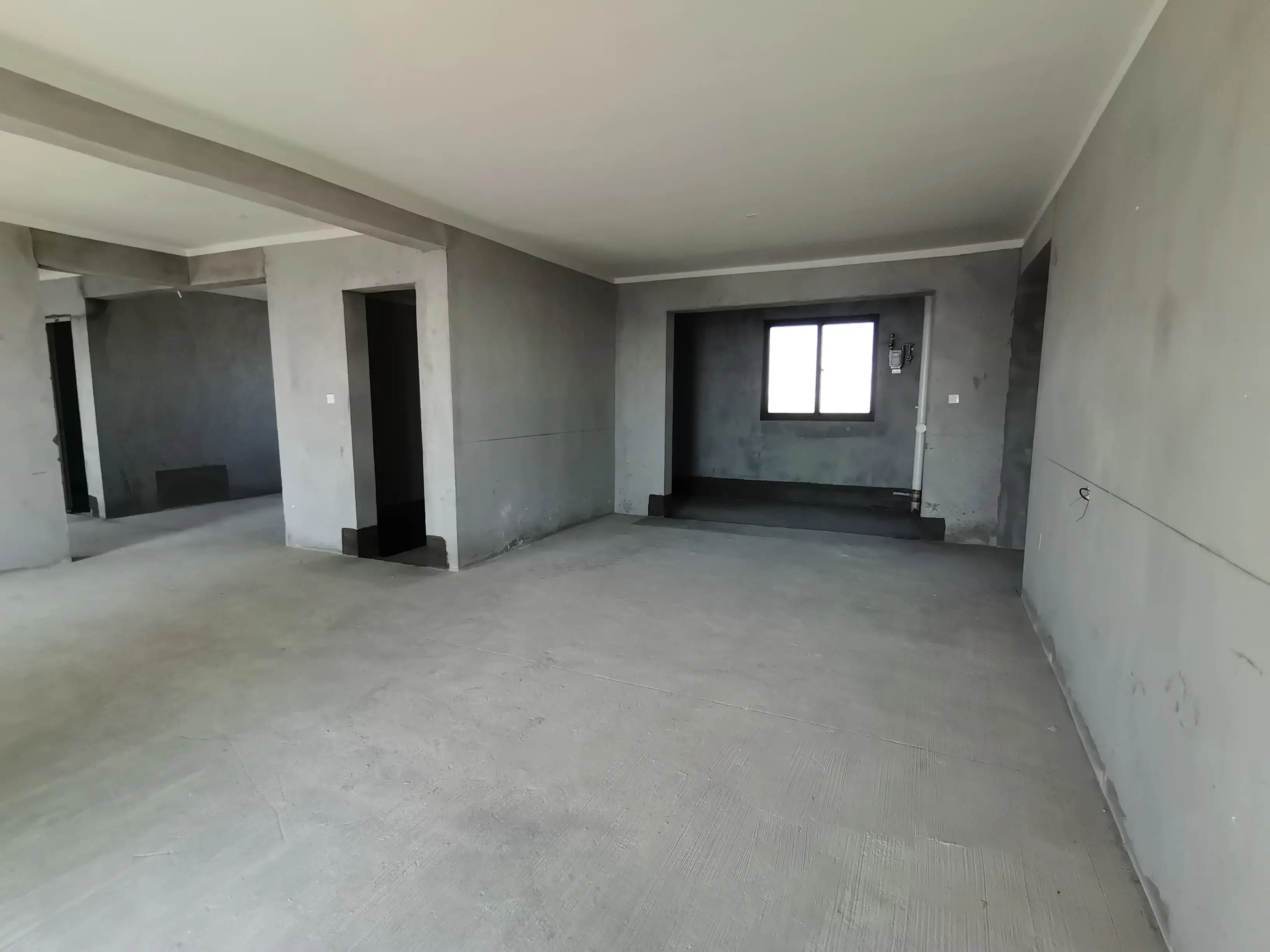 城南，吾悦广场，毛坯大三房，单价6000，带充电车位，好楼层，