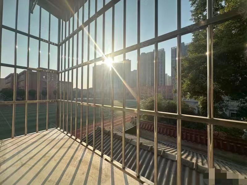 260，实验四小旁，步梯二楼。总价20万，精装大两房，证满二