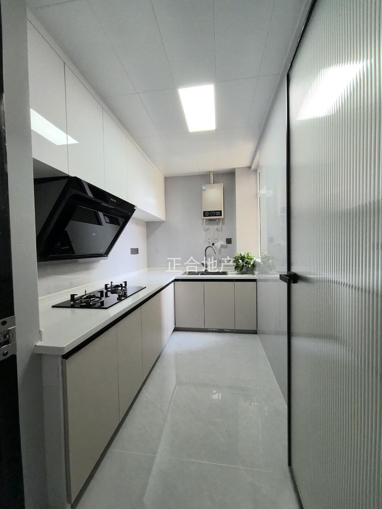 仙桃一中对面，和合国际五期，精装三房，全新装修，拎包入住，老证，人车分流