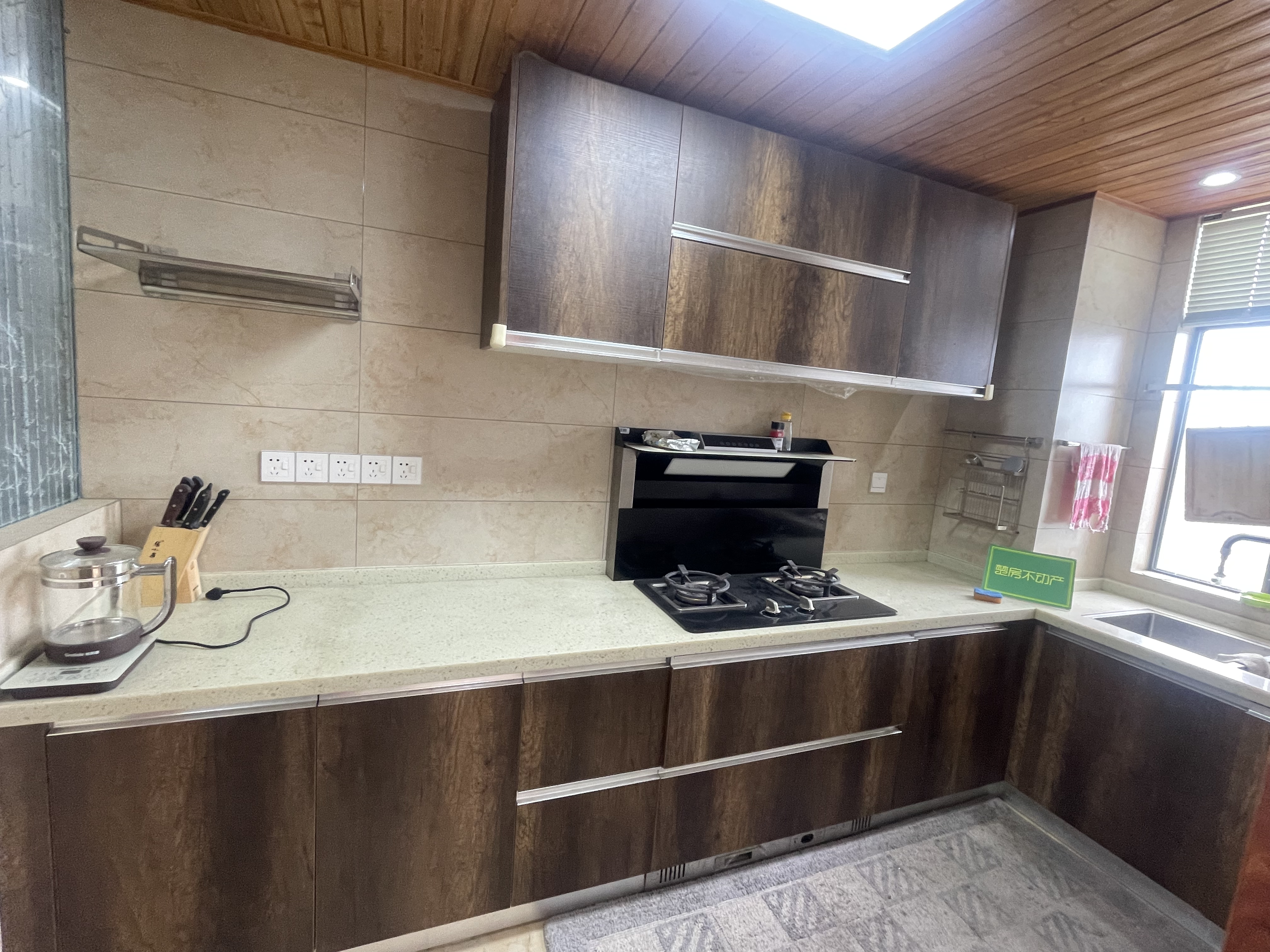 颐和公馆.菜场.大三房.实木装，中央空调.南北通透.满二