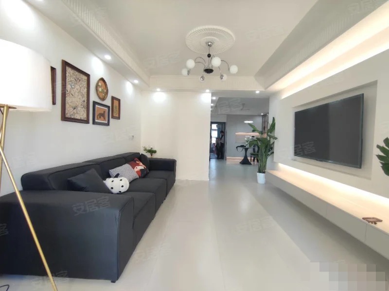 业主诚心出售，城南森林国际，电梯好楼层。精装三房，对面就是新二中二小，证满二