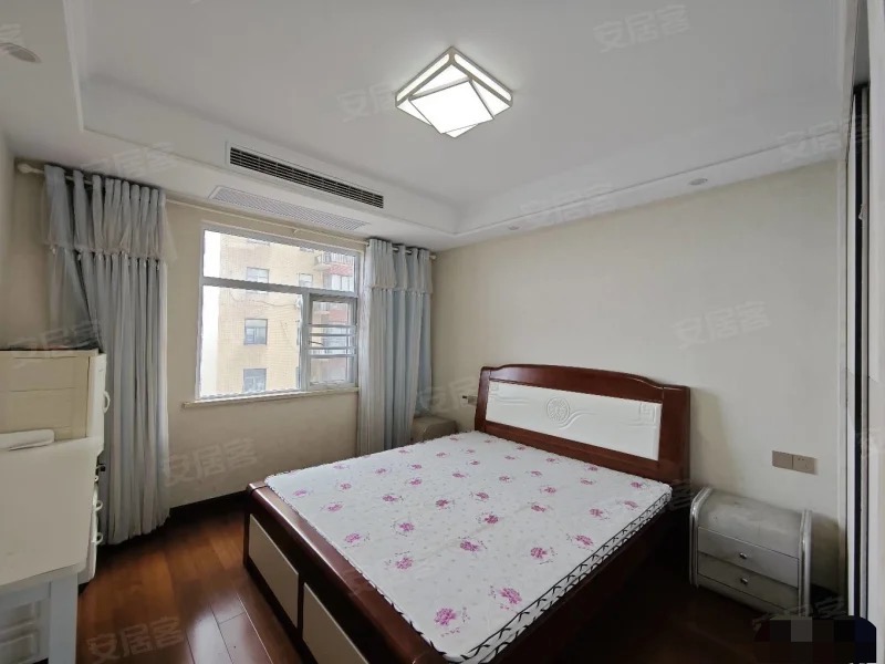 一中正对面，上苑一品，精装三房，单价4字头，带车位.南北双阳台，三开间朝南，全屋中央空调，电梯好楼层，