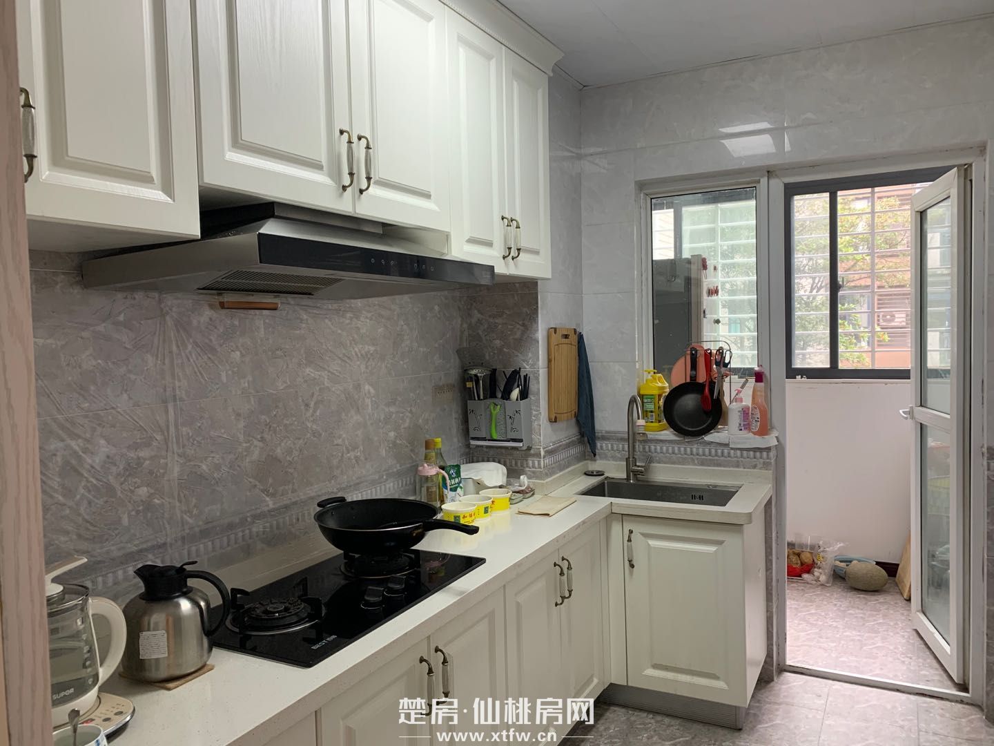 世纪雅园，读仙桃 ，周边配套完善，新装修的房子，室内空间大，中介勿扰。